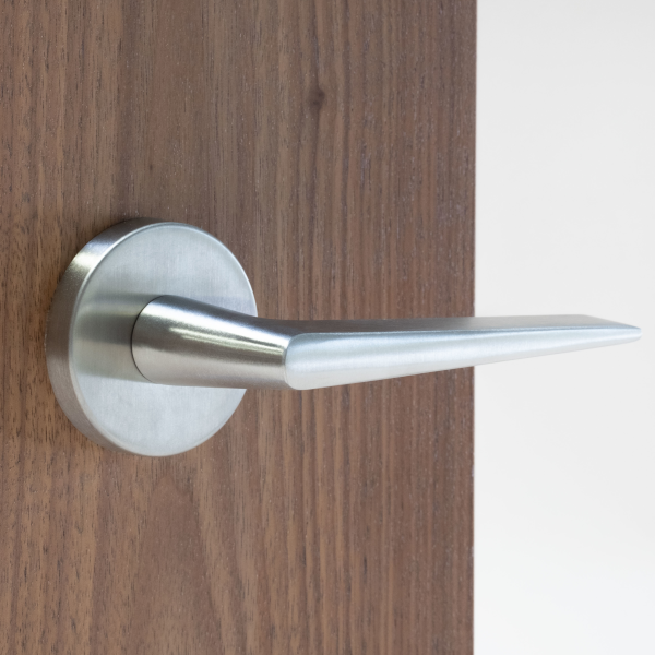 L16 Door Lever 16 with Round Rose